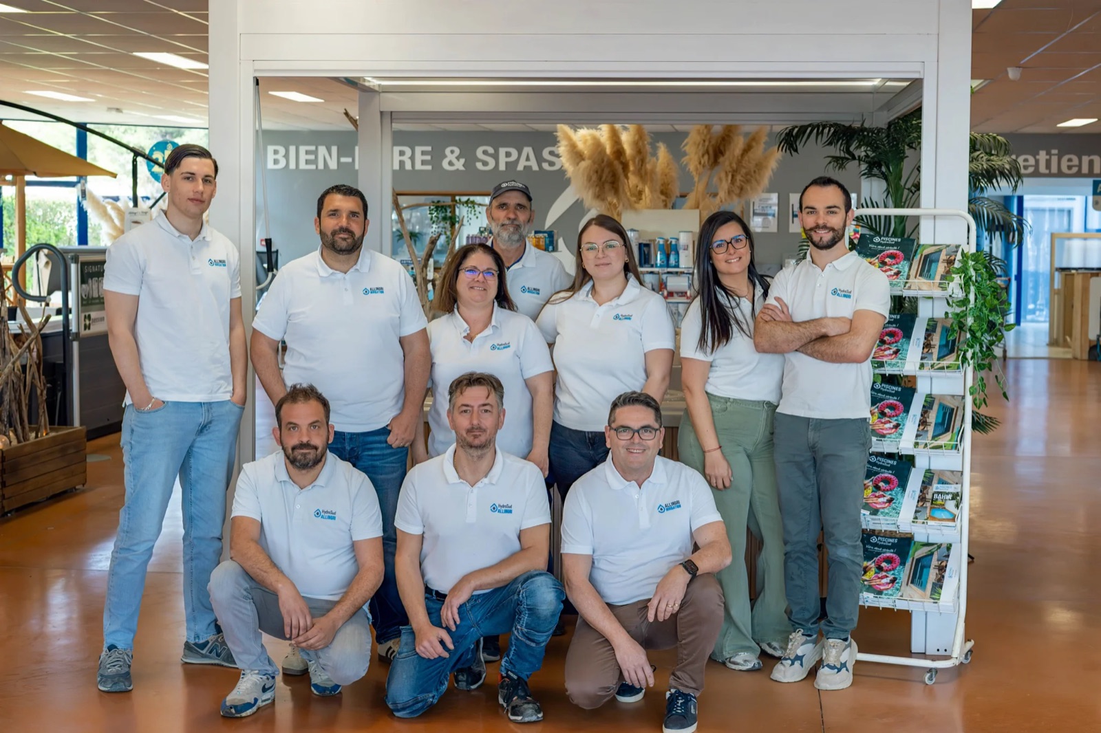 L'équipe (dix personnes) dans le magasin — ALLINGRI