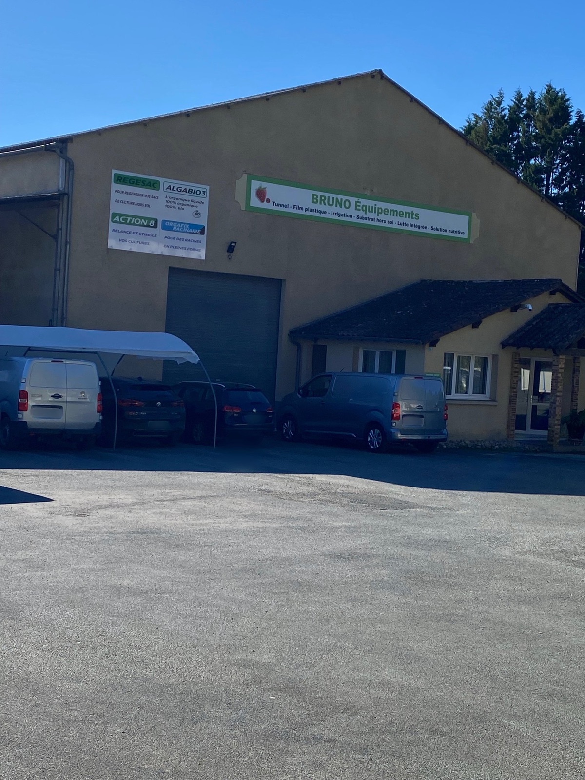 Façade du bâtiment et parking de Bruno Équipements à Vergt — BRUNO EQUIPEMENT