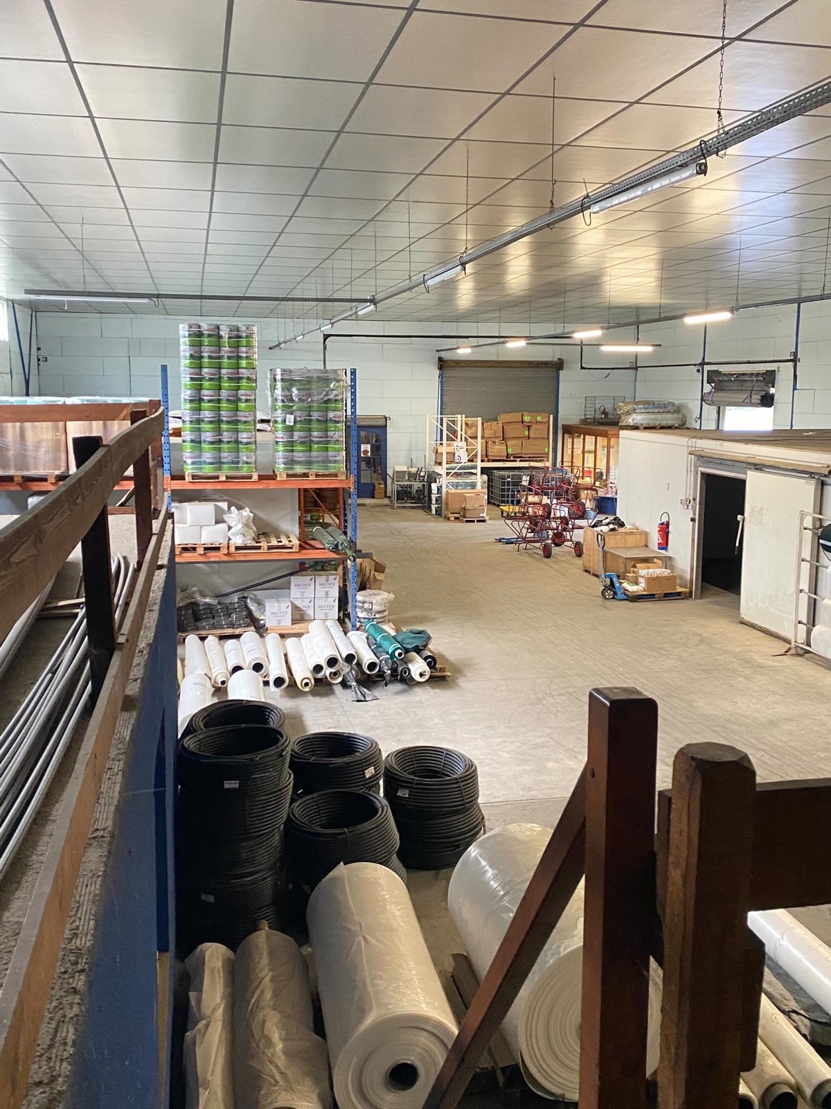 Vue d'ensemble de l'intérieur du dépôt, depuis la mezzanine — BRUNO EQUIPEMENT