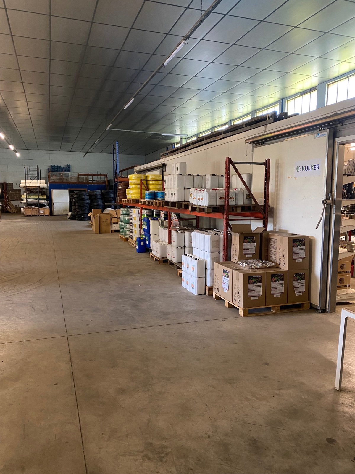 Intérieur du dépôt : rayonnages et palettes de marchandises — BRUNO EQUIPEMENT
