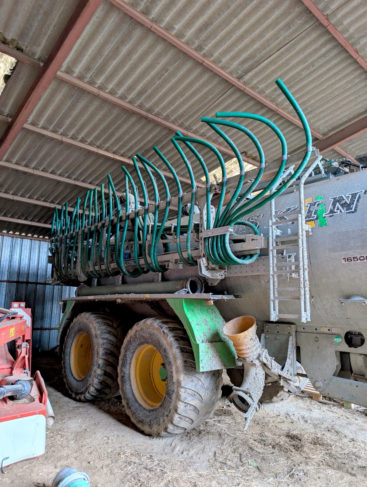 Tonne à lisier avec rampe à pendillards sous un hangar — CARBURE & CO