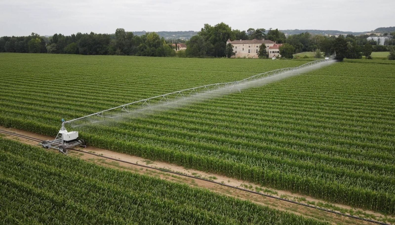 Enrouleur et canon en fonctionnement sur une grande parcelle — CG IRRIGATION