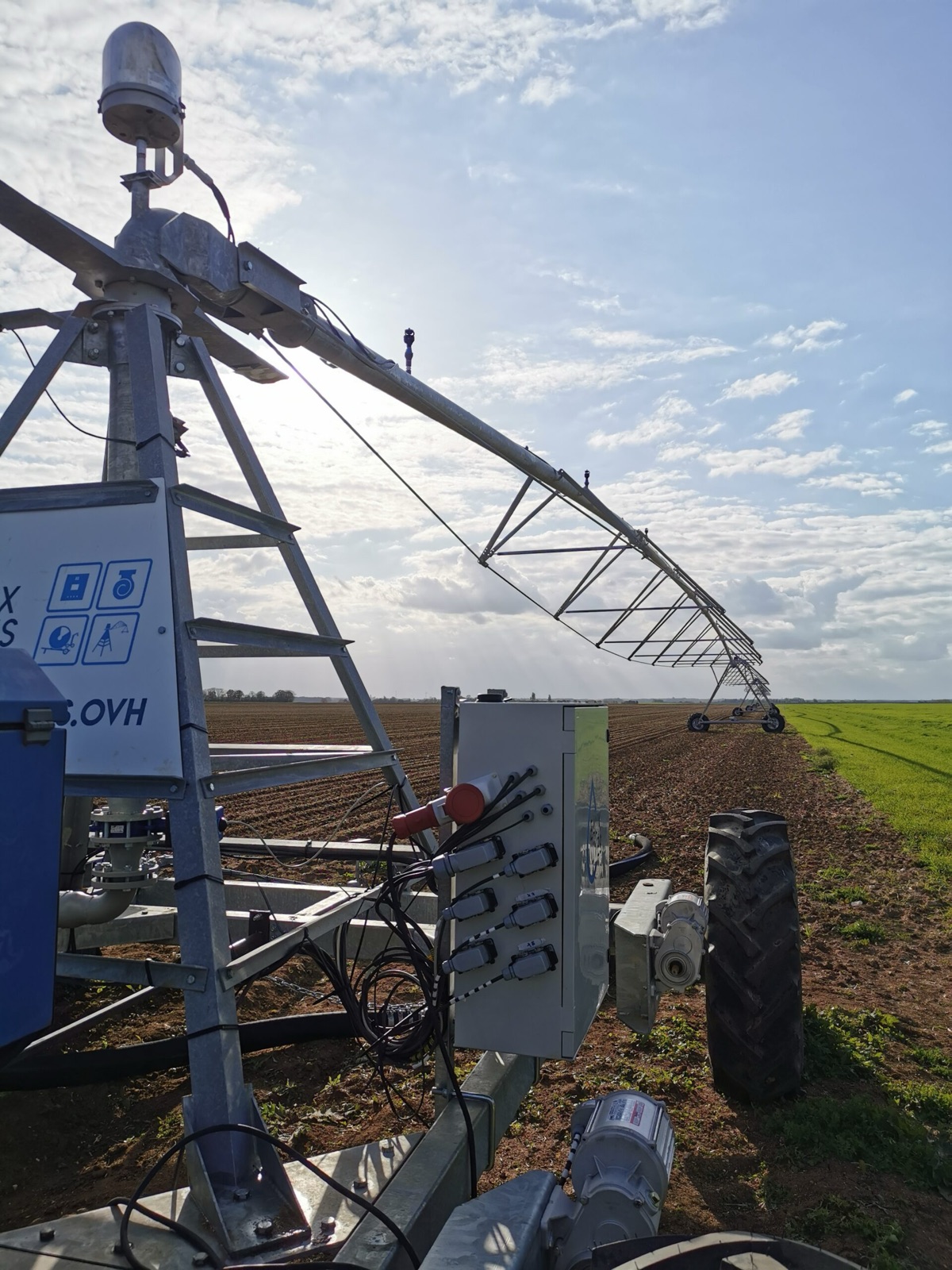 Pivot installé dans une parcelle, vu depuis la tour centrale avec son armoire électrique — EAUX VIVES