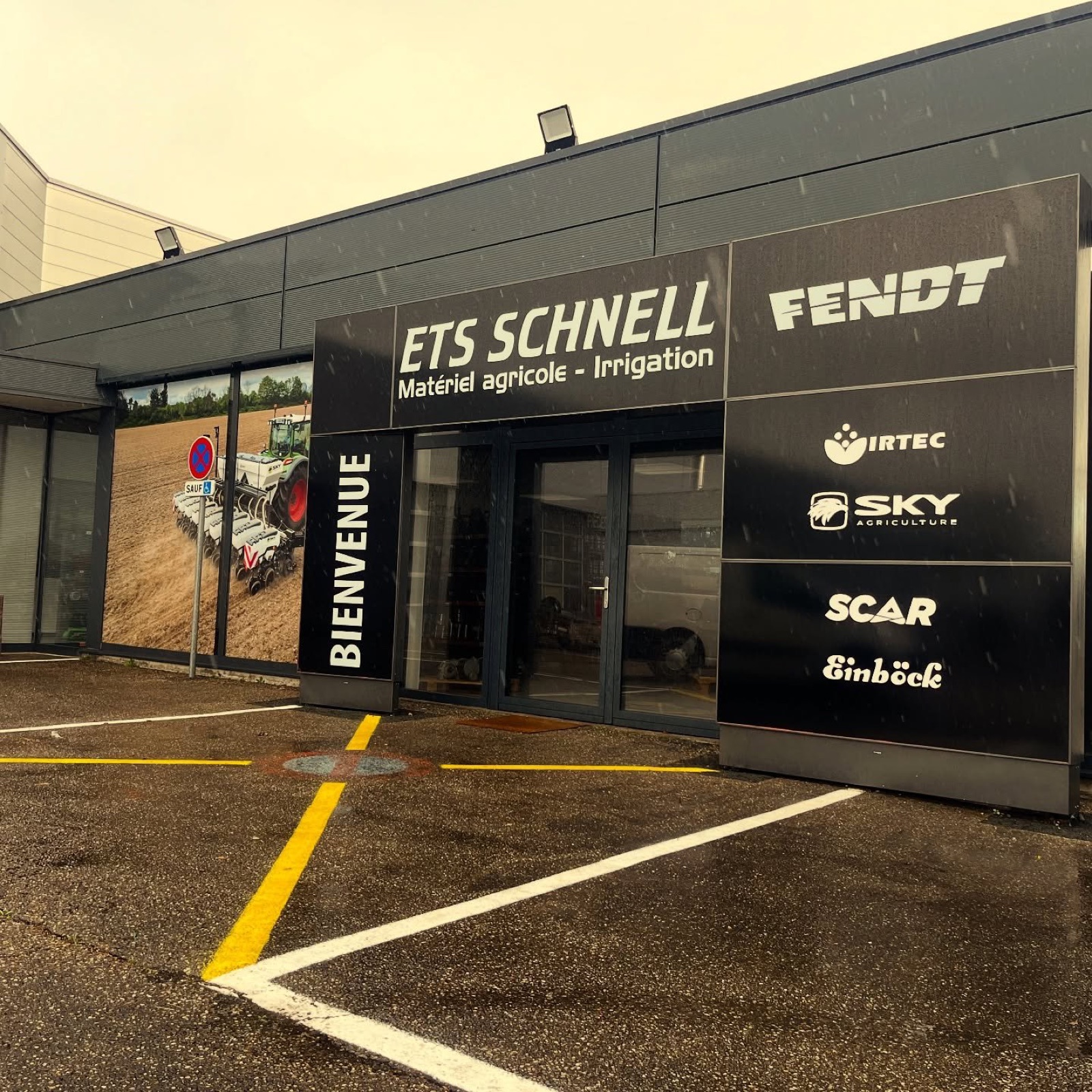 Façade de la concession ETS Schnell à Sélestat, avec l'enseigne et les panneaux des marques — ETS SCHNELL
