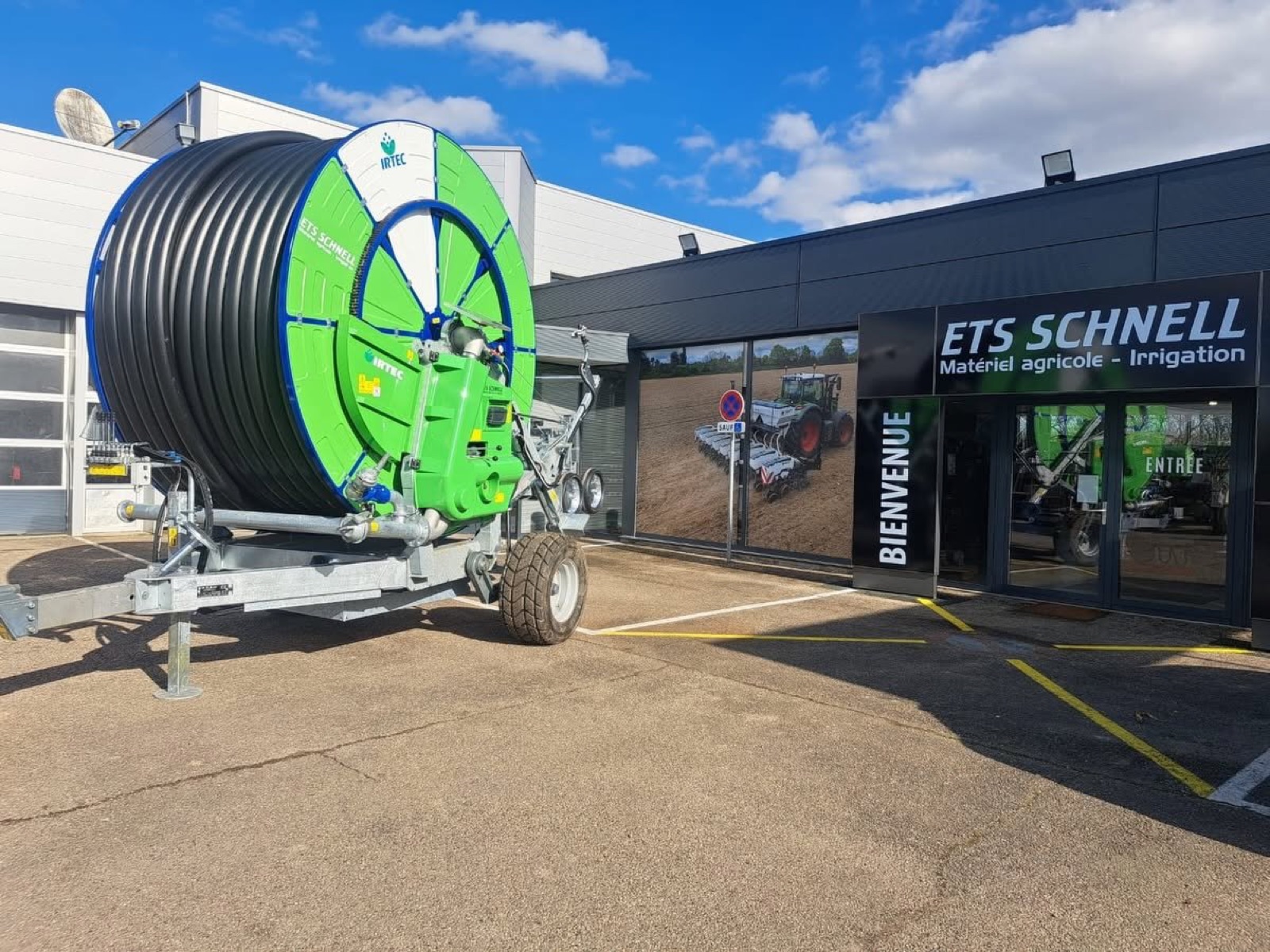 Enrouleur IRTEC exposé devant l'entrée de la concession — ETS SCHNELL