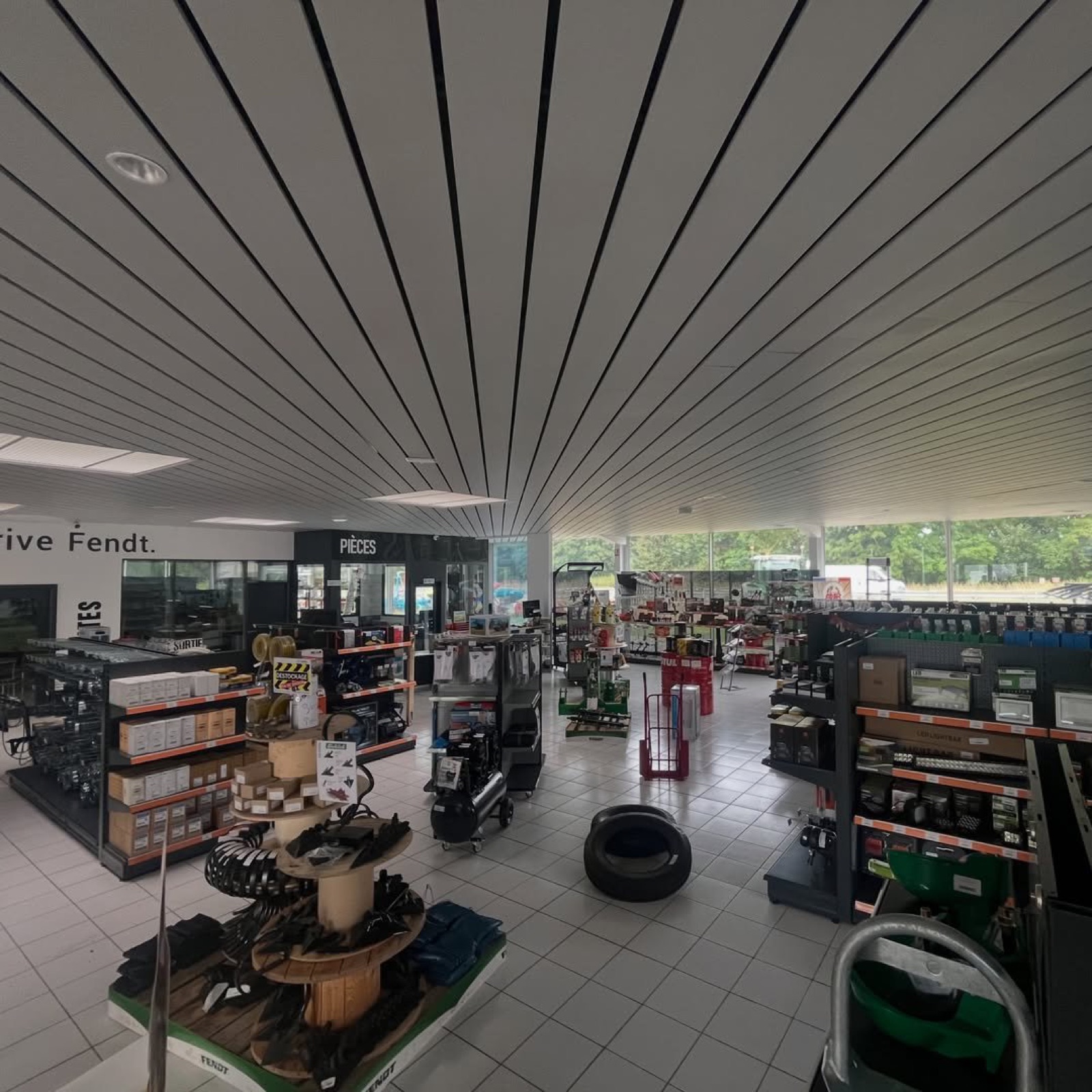 Intérieur du magasin de pièces et libre-service — ETS SCHNELL