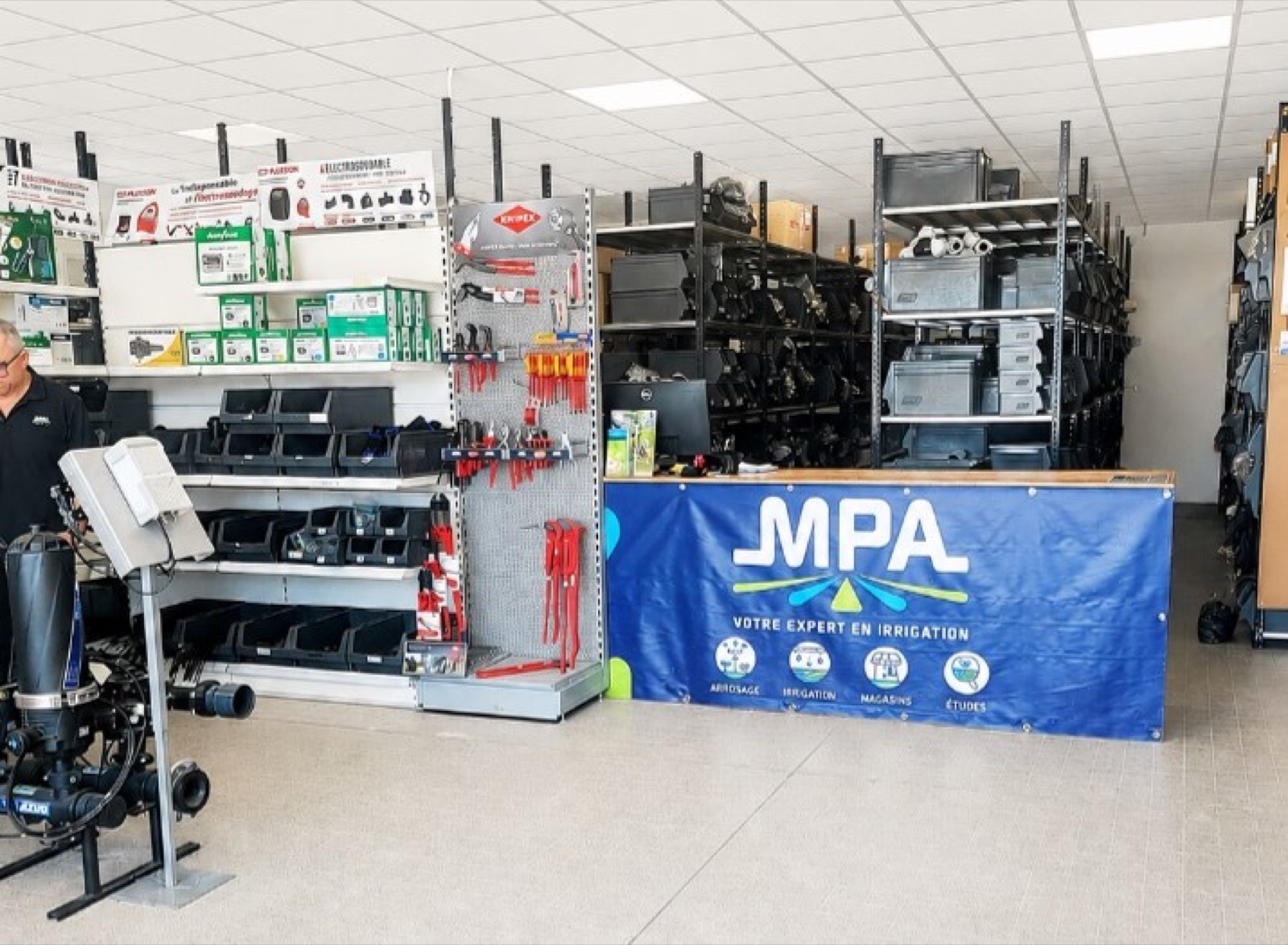 Intérieur du magasin MPA de Carpentras : comptoir, rayonnages et pièces — M.P.A MATERIELS POMPAGE ARROSAGE