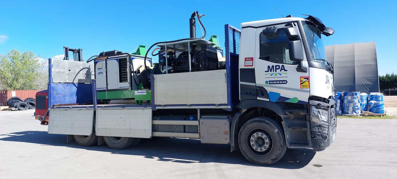 Camion poids lourd MPA chargé de matériel — M.P.A MATERIELS POMPAGE ARROSAGE
