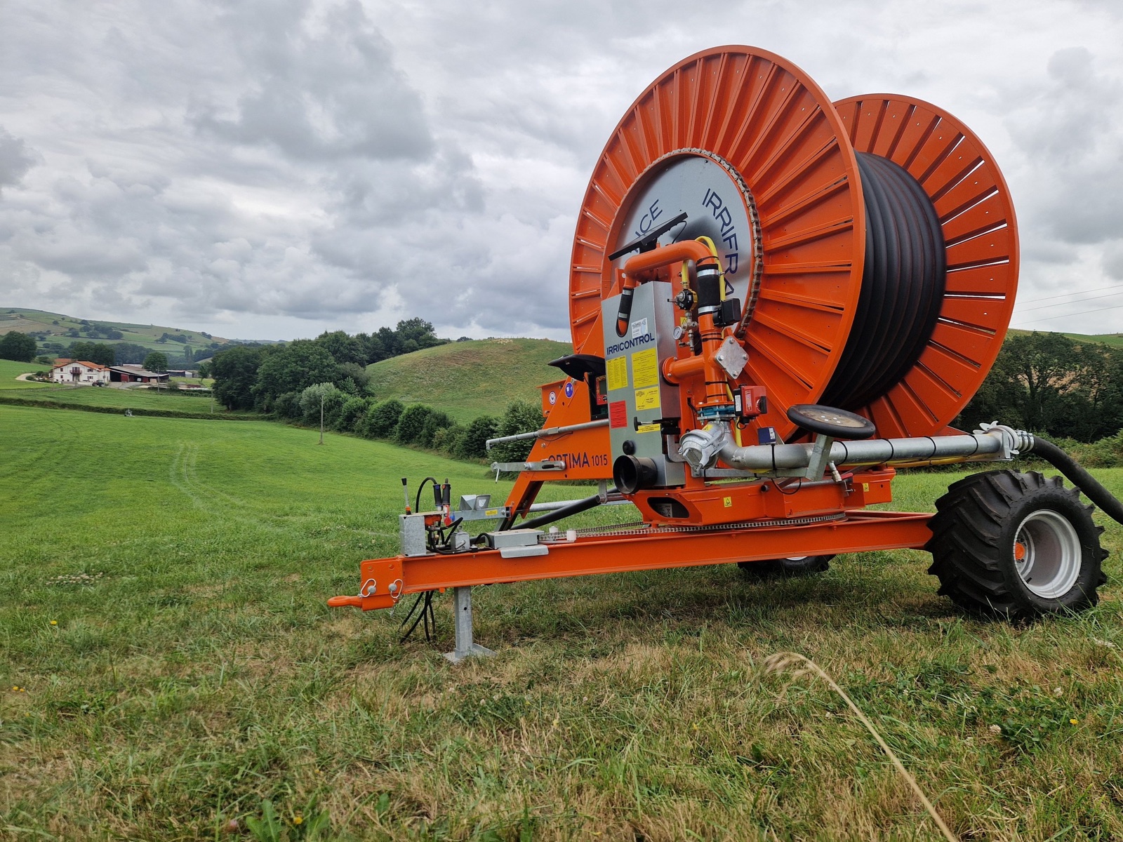 Mise en route d'un enrouleur d'irrigation dans une prairie, au Pays basque — SARL LANGE