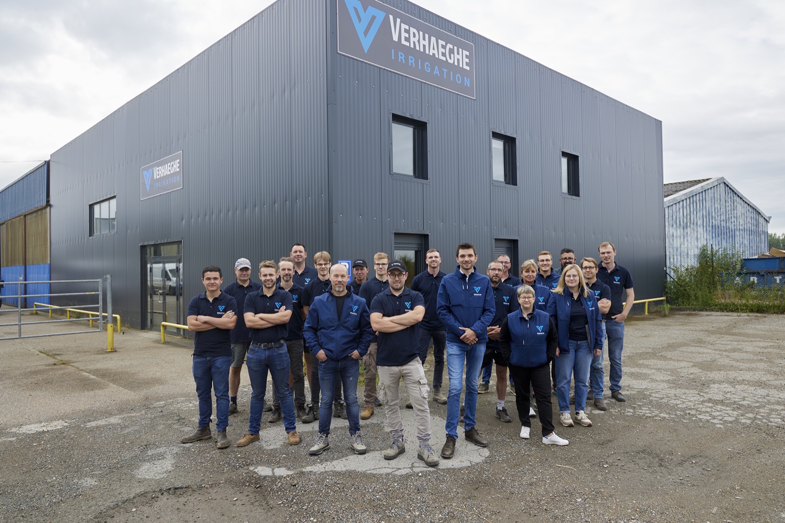 L'équipe devant le bâtiment Verhaeghe Irrigation — VERHAEGHE IRRIGATION